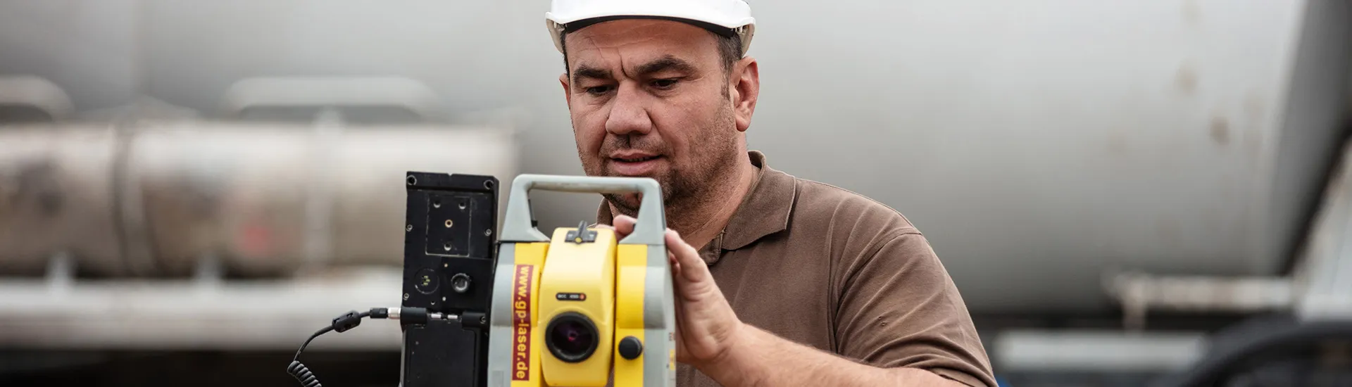 Mitarbeiter richtet ein Tachymeter ein