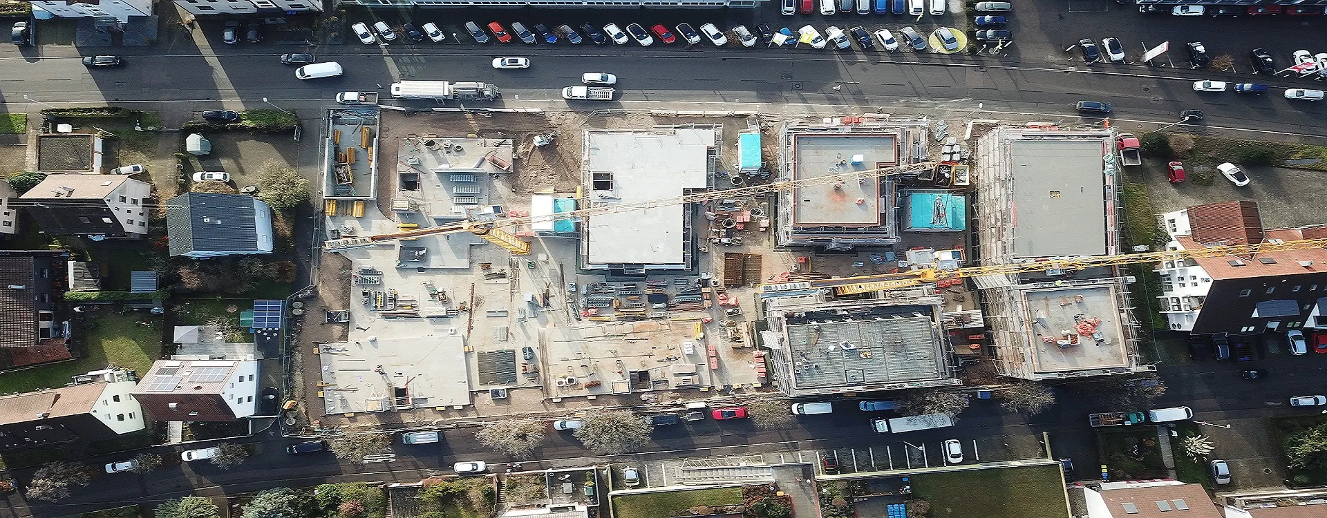 Luftbild einer Großbaustelle mit mehreren Mehrfamilienhäusern