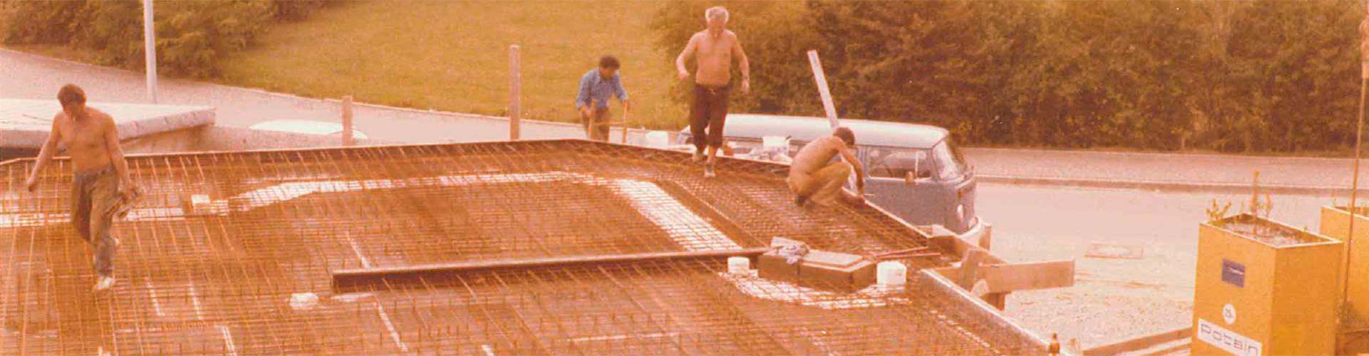 Historisches Foto: Arbeiter auf einer Deckenbewehrung