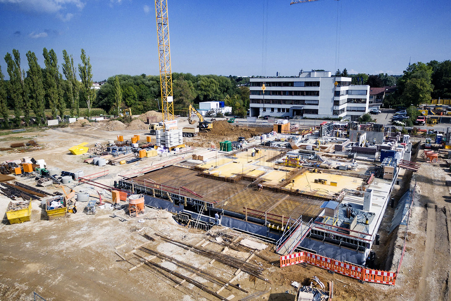 Großbaustelle mit Kran und Rohbau aus der Luft