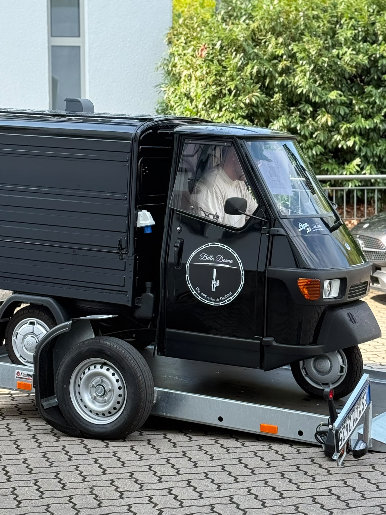 Schwarze Ape auf einem Anhänger