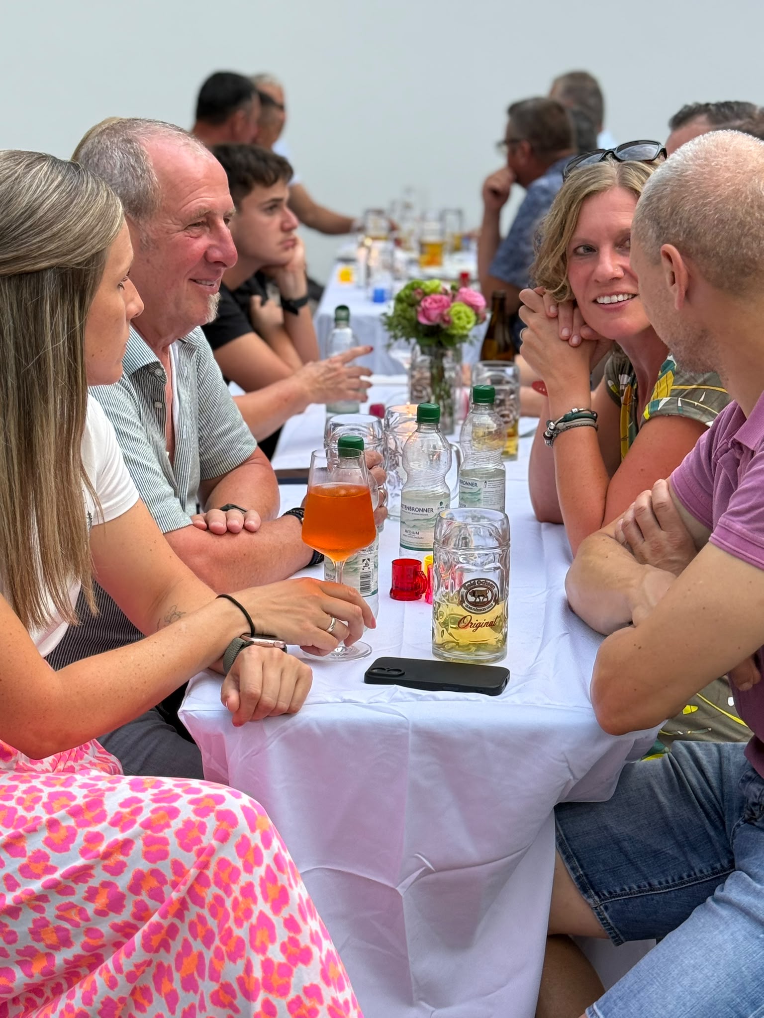 Gäste im Gespräch beim Jubiläumsabend