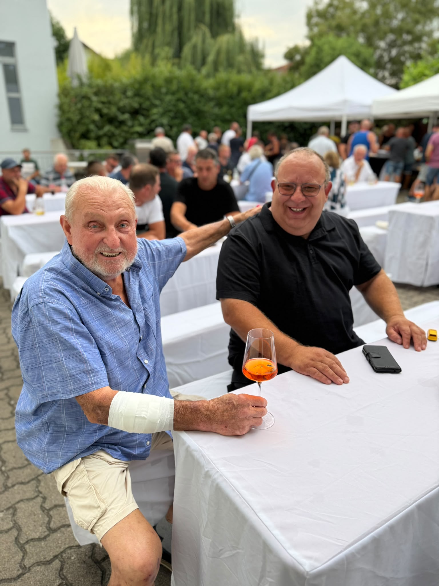 Zwei Gäste am Tisch beim Jubiläumsabend