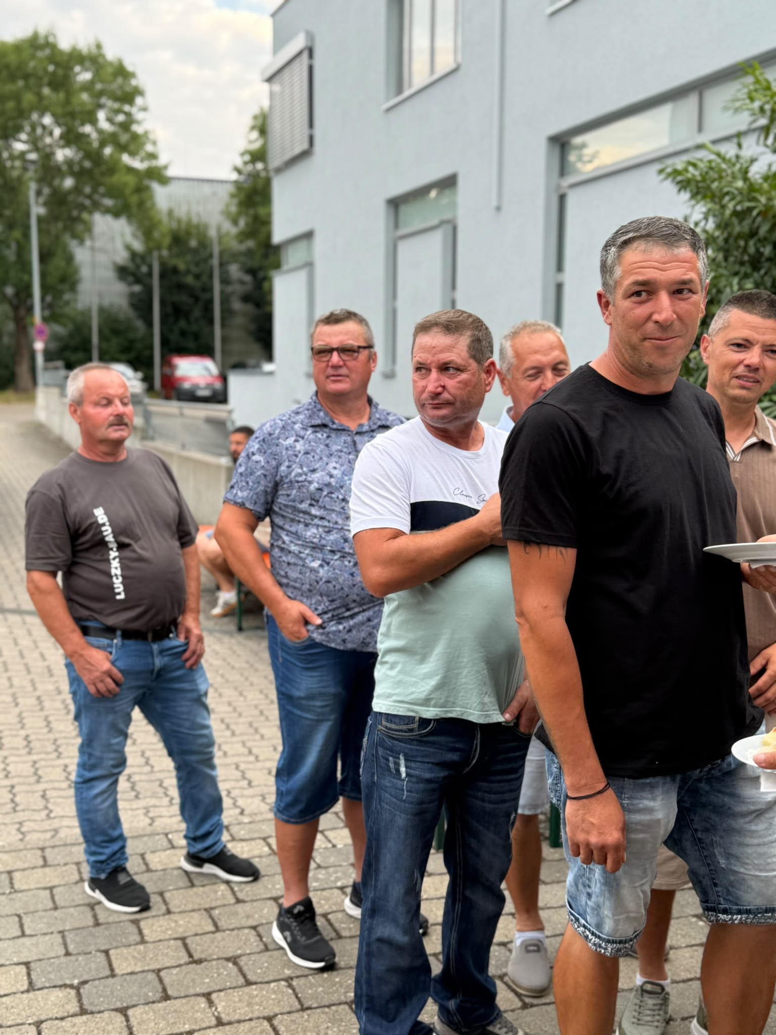 Gruppe von Gästen im Hof