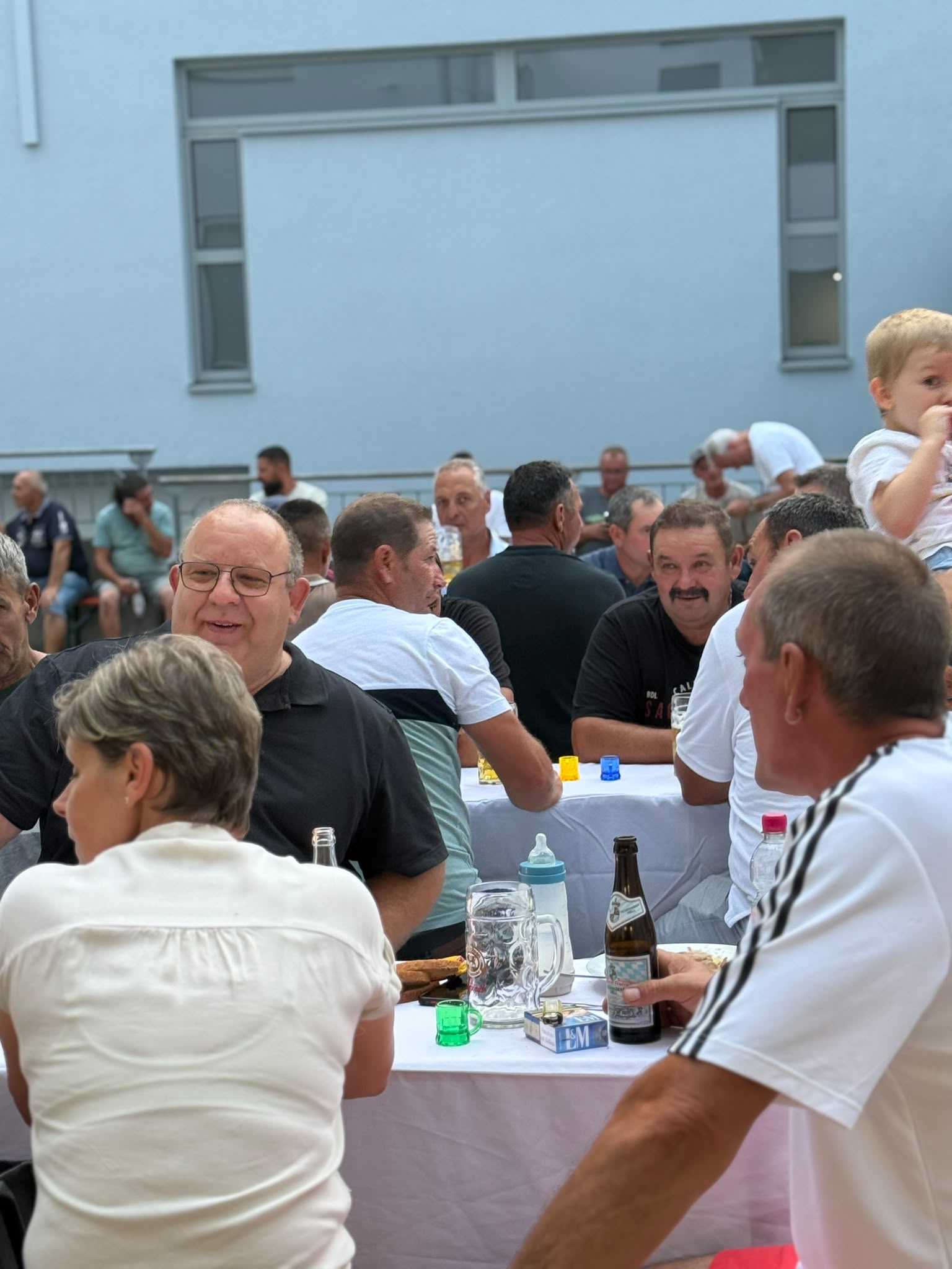 Gäste an den Tischen beim Jubiläumsabend