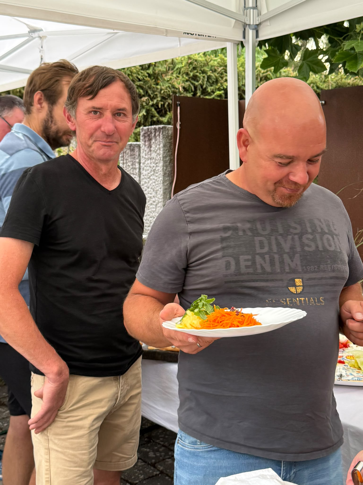 Gäste am Buffet